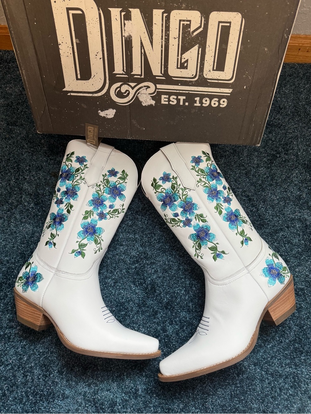 dingo White Western Boots with Blue Floral Embroidery - Picture 4 of 8